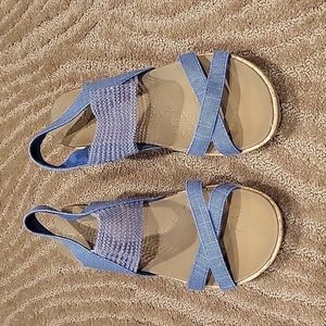 Skechers Luxe Foam Women's size 7 Blue and Tan strap Sandals